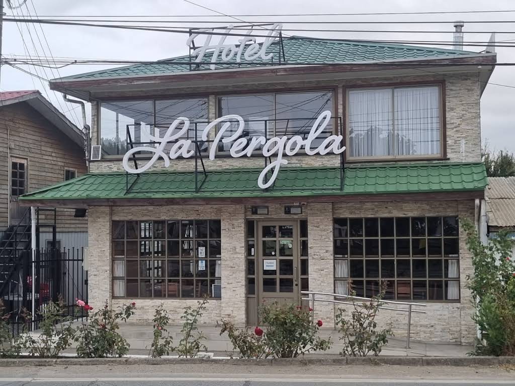 Frontis de Hotel La Pérgola en Laraquete